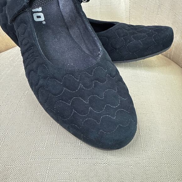 TSUBO Women's Juba Suede Leather Quilted Mary Jane Kitten Heels Size 8 Black‎ - Picture 3 of 10